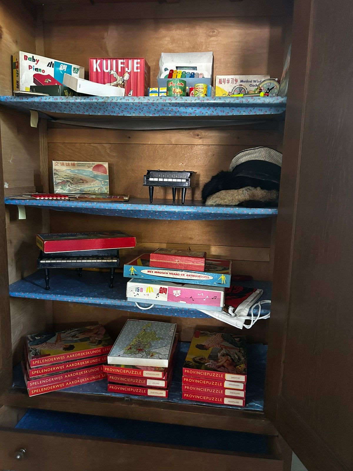 Kast met inhoud (oa chinees speelgoed, leuk voor winkel!), Ophalen