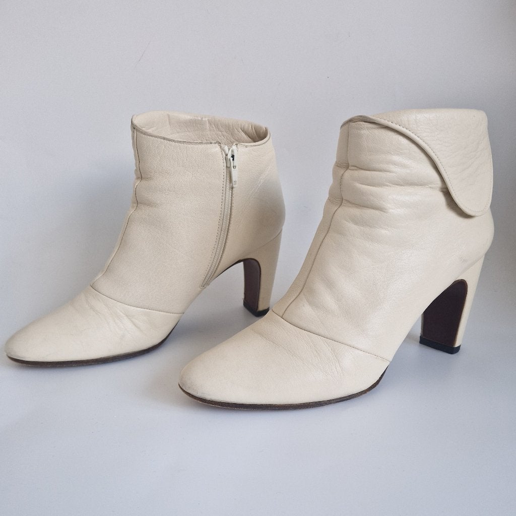 Chie Mihara leren enkellaarsjes | Maat 39,5 | Crème |, Kleding | Dames, Overige kleuren, Nijmegen, Ophalen of Verzenden, Zo goed als nieuw