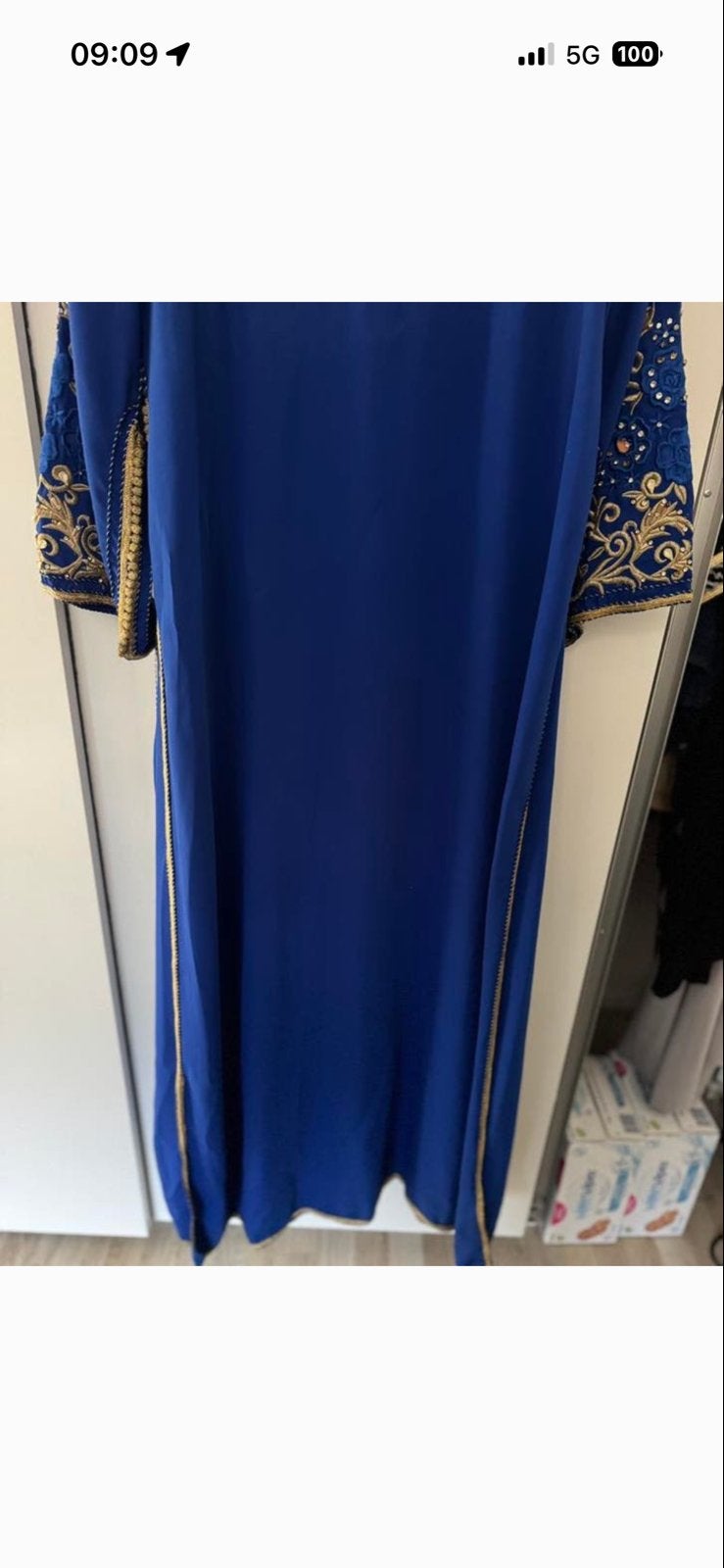 Prachtige blauwe takchita met gouden details, Kleding | Dames, Jurken, Maat 42/44 (L), Zo goed als nieuw, Onder de knie, Verzenden