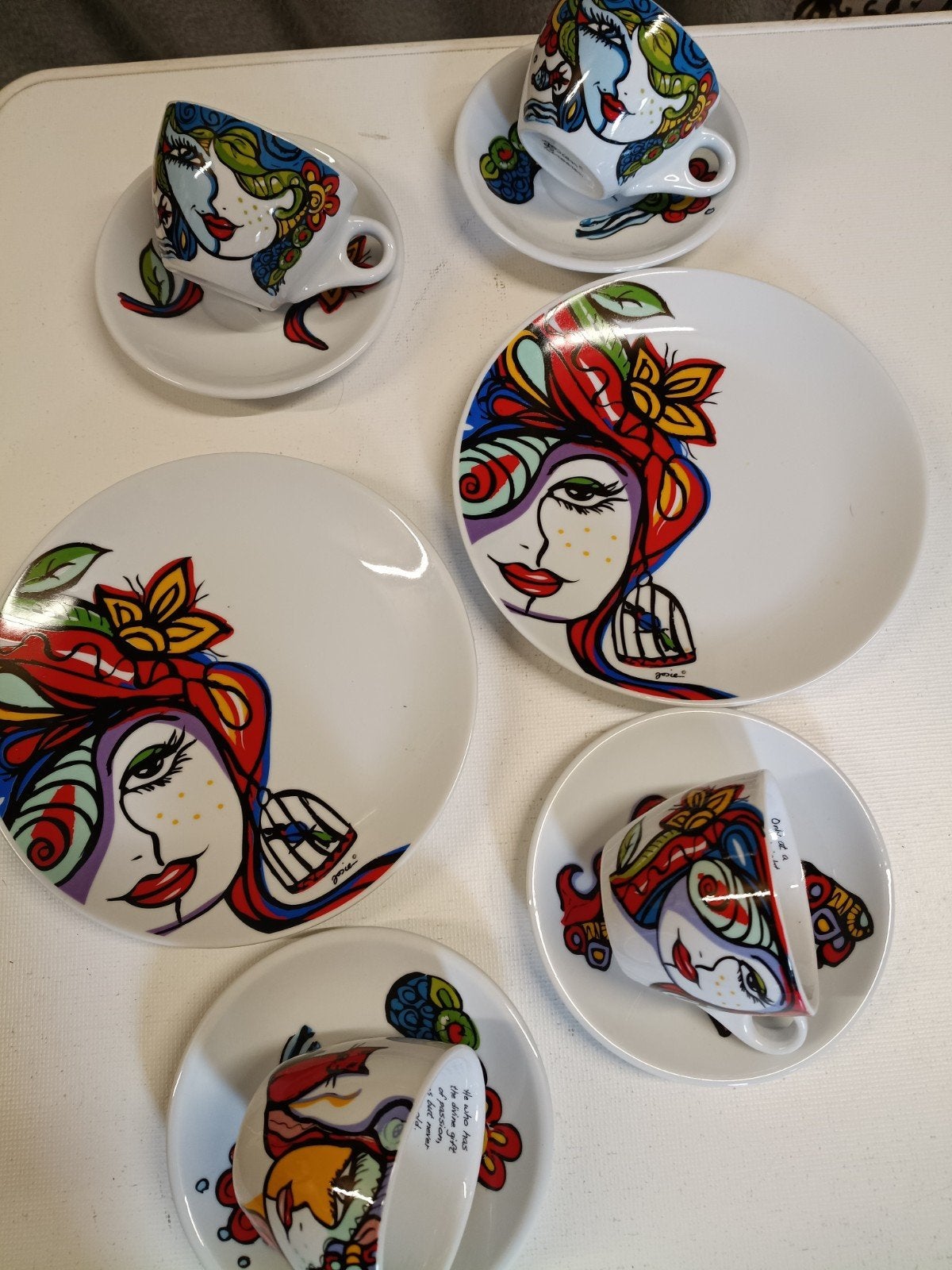 Josien Broeren Servies: 4 Kopjes, 4 Schotels, 2 Borden, Ophalen, Keramiek, Zo goed als nieuw, Bord(en)