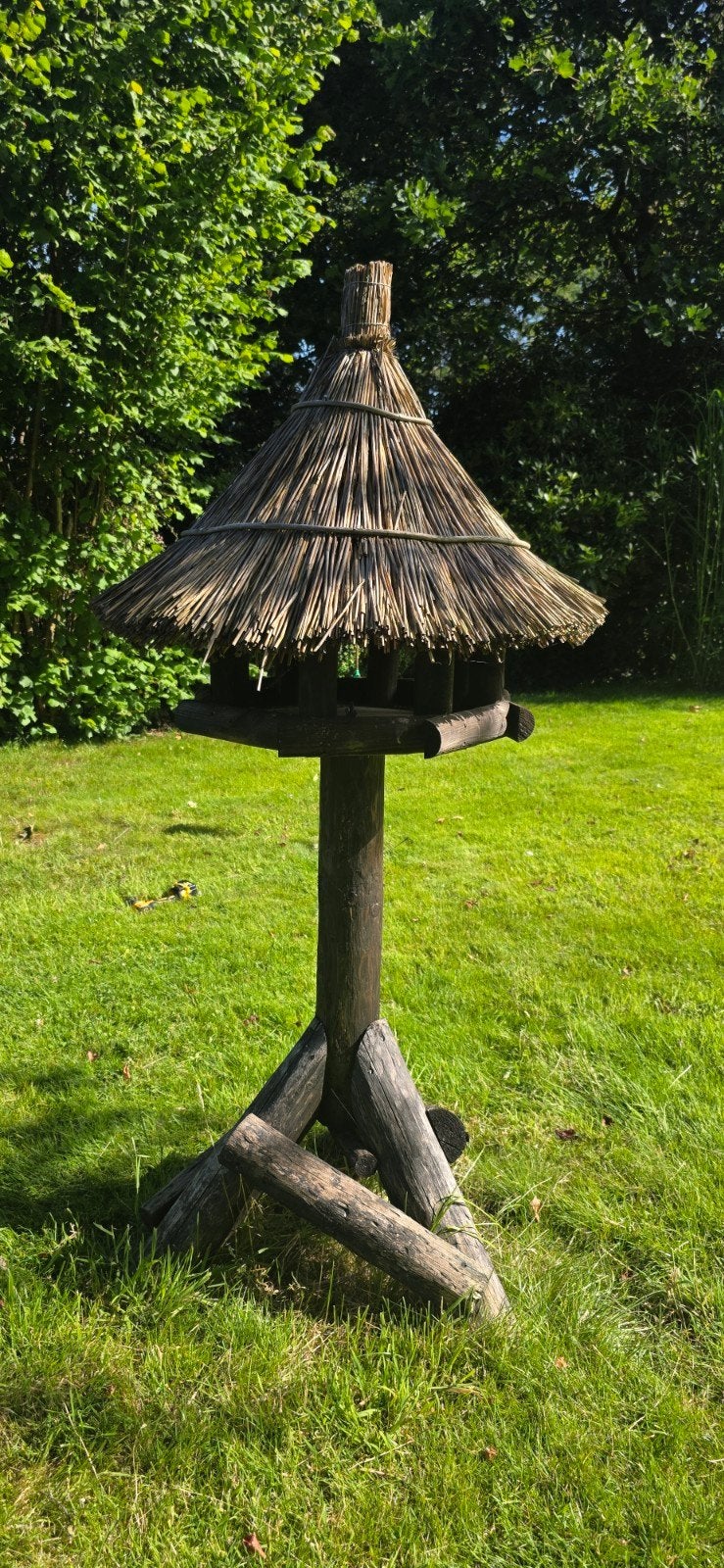 Groot voeder huis met rieten kap - 180cm hoog, 90cm diameter, Ophalen