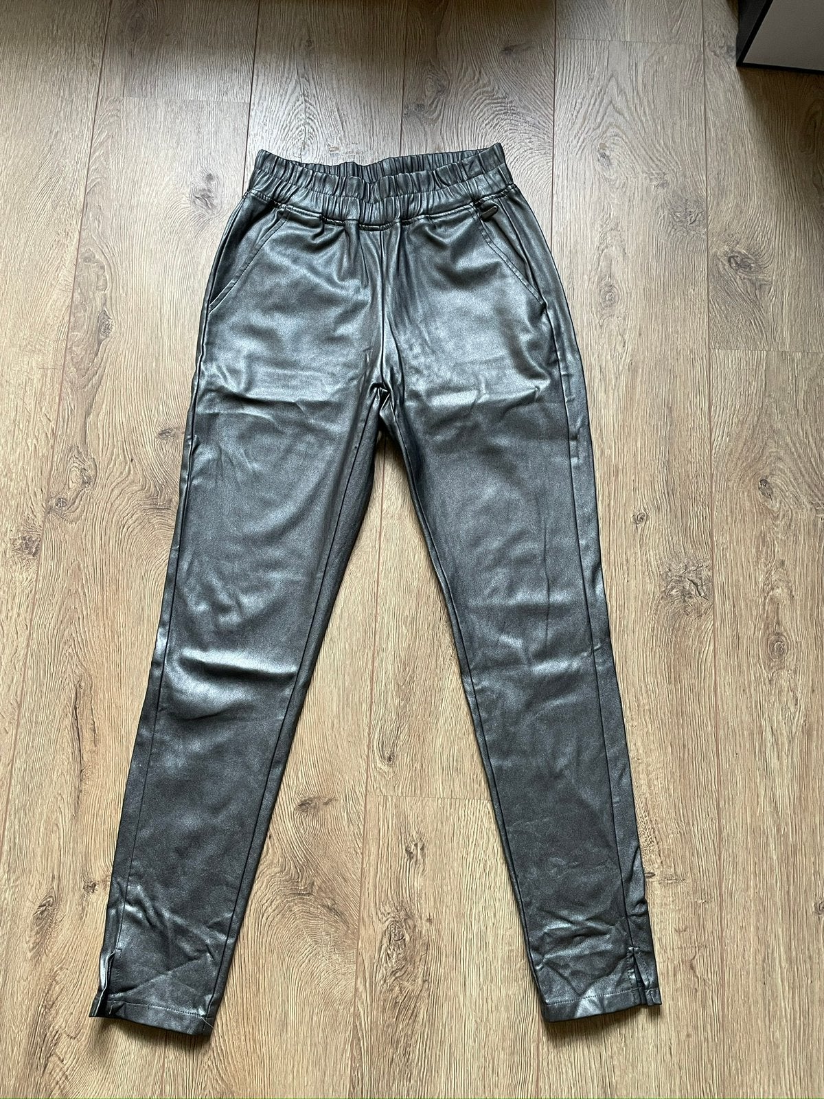 Ambika zilver grijze nep leren coated chino broek mt L, Maat 42/44 (L), Ophalen of Verzenden, Zo goed als nieuw, Grijs