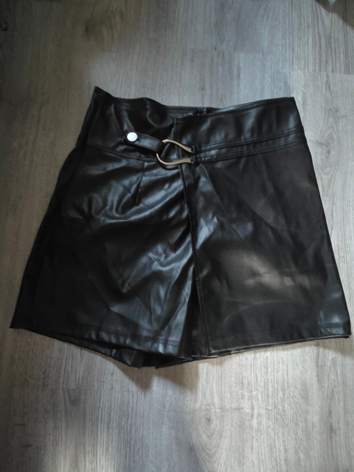 Zwarte nep leren shorts met gesp - Maat M, Maat 38/40 (M), Kort, Zwart, Nieuw