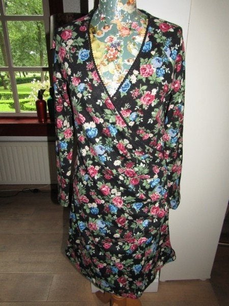 D948 Yest mt 38 jurk zwart rozen gebreid vaste overslag, Kleding | Dames, Maat 38/40 (M), Verzenden, Zwart, Zo goed als nieuw