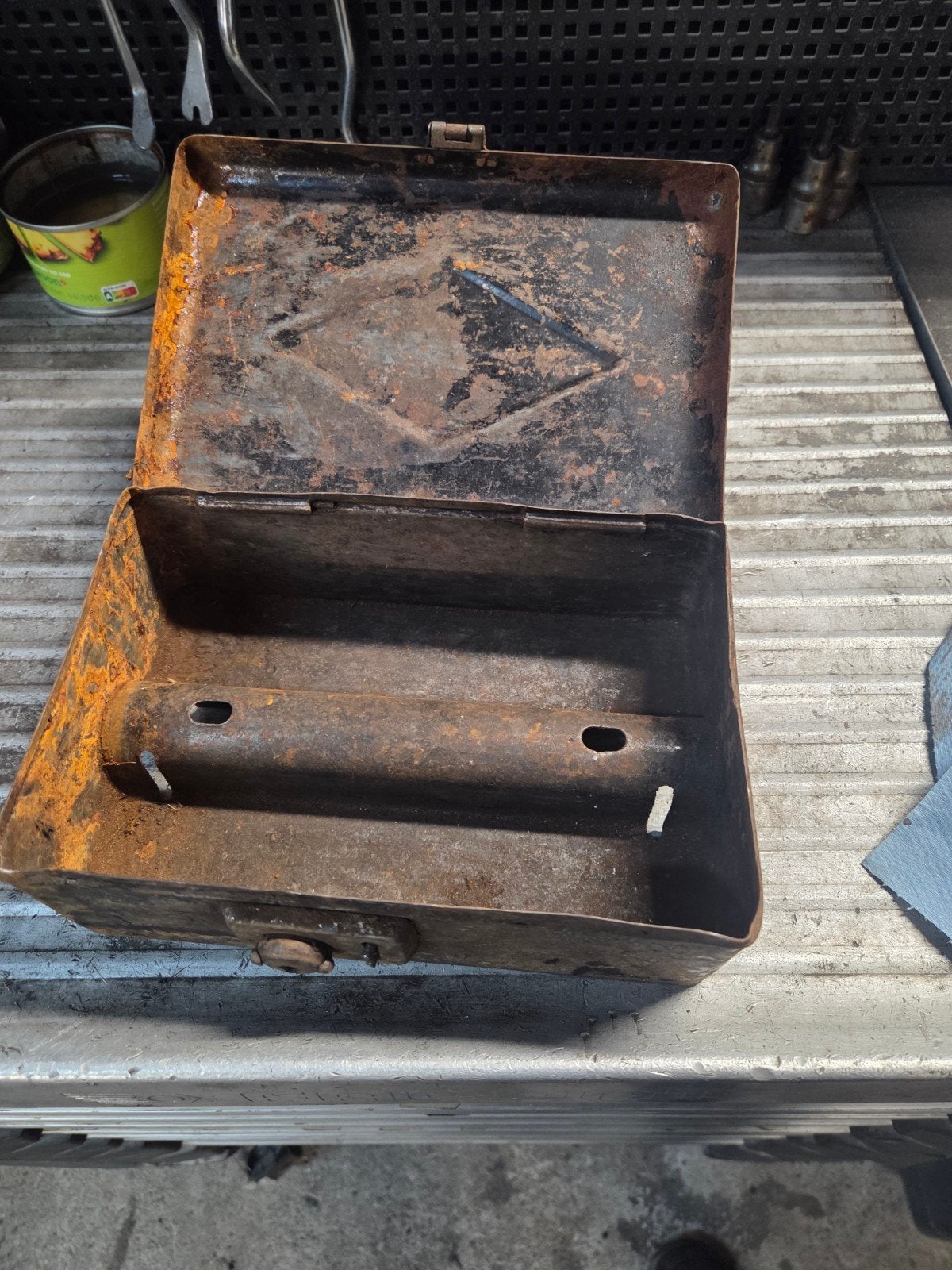 Oude roestige metalen kist - Vintage opbergdoos, Ophalen of Verzenden