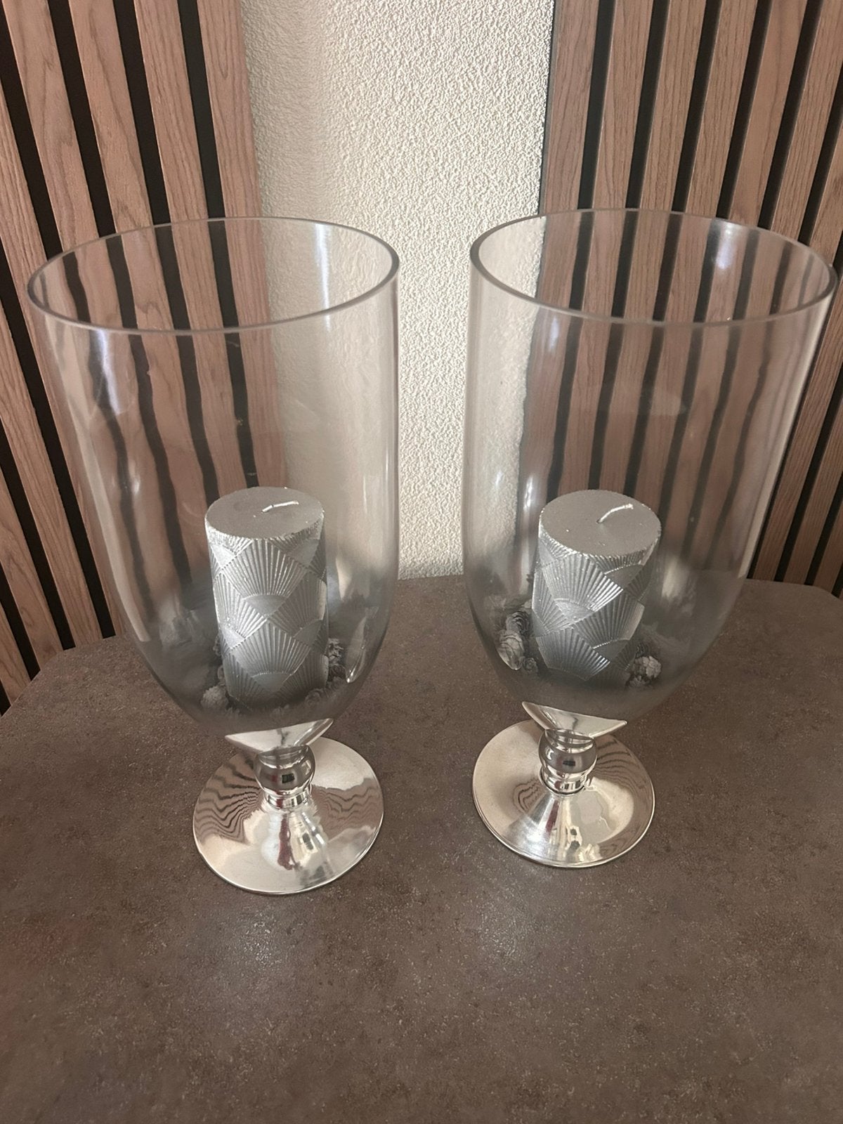 Te koop 2 mooie windlichten op een voet, Huis en Inrichting, Woonaccessoires | Kandelaars en Kaarsen, Ophalen, Zo goed als nieuw