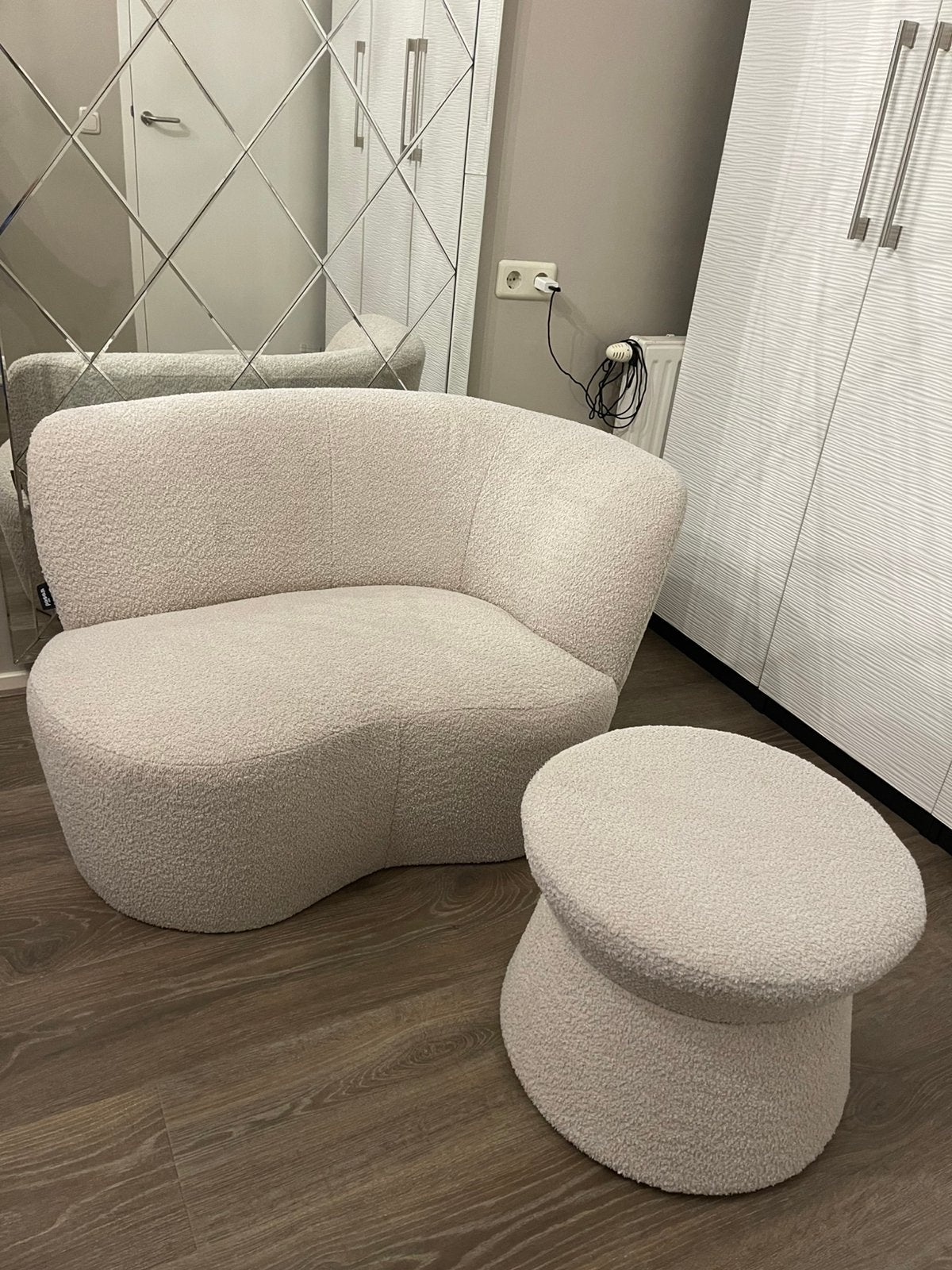 WOOOD Stone fauteuil met bijpassende WOOOD ronde poef, Huis en Inrichting, Ophalen, Eenpersoons, Zo goed als nieuw, Minder dan 150 cm