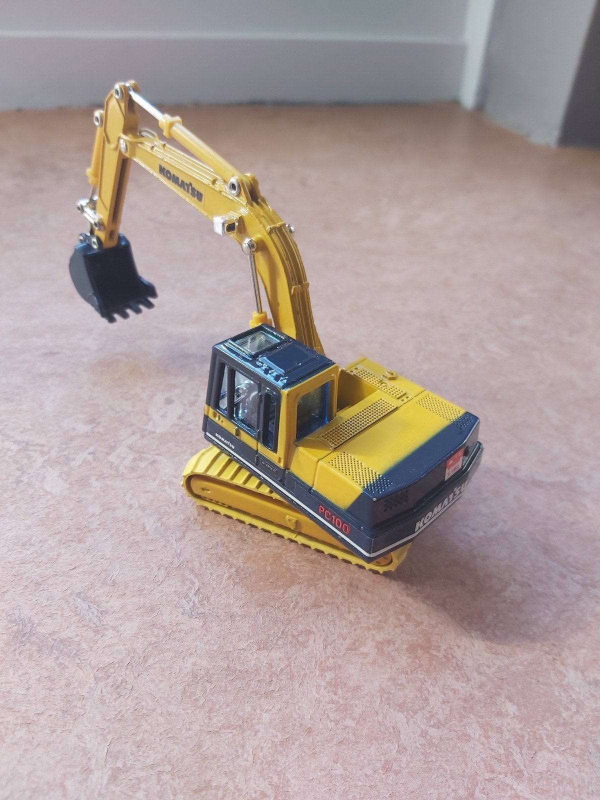 Komatsu PC100 hydr. rupsgraafmachine in de OVP schaal 1/48, Hobby en Vrije tijd, Modelauto's | 1:50, Ophalen of Verzenden, Nieuw