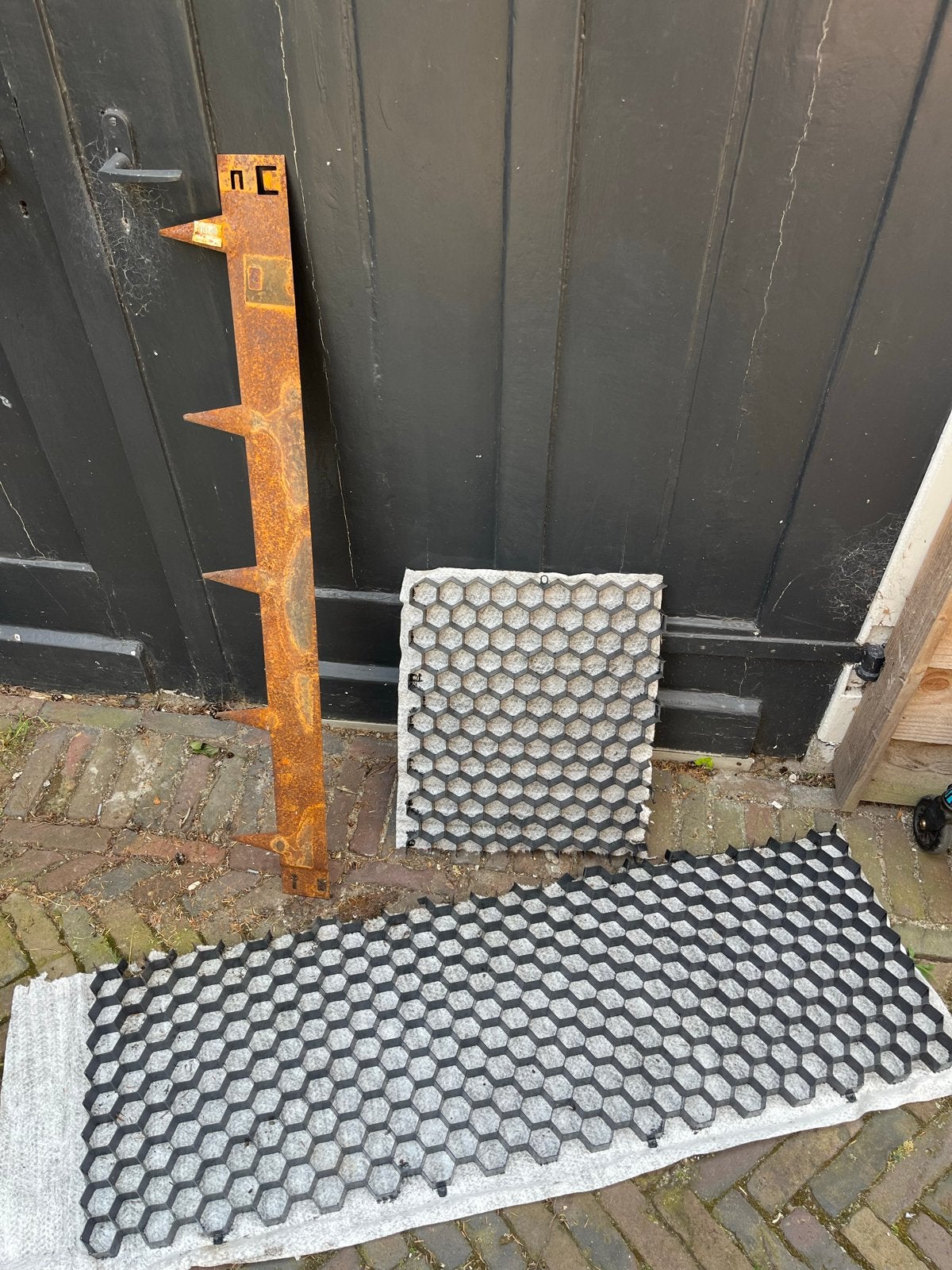 Gras- en grindplaten en 1 stalen borderrand, Tuin en Terras, Ophalen, Zo goed als nieuw, Minder dan 10 m², Gras