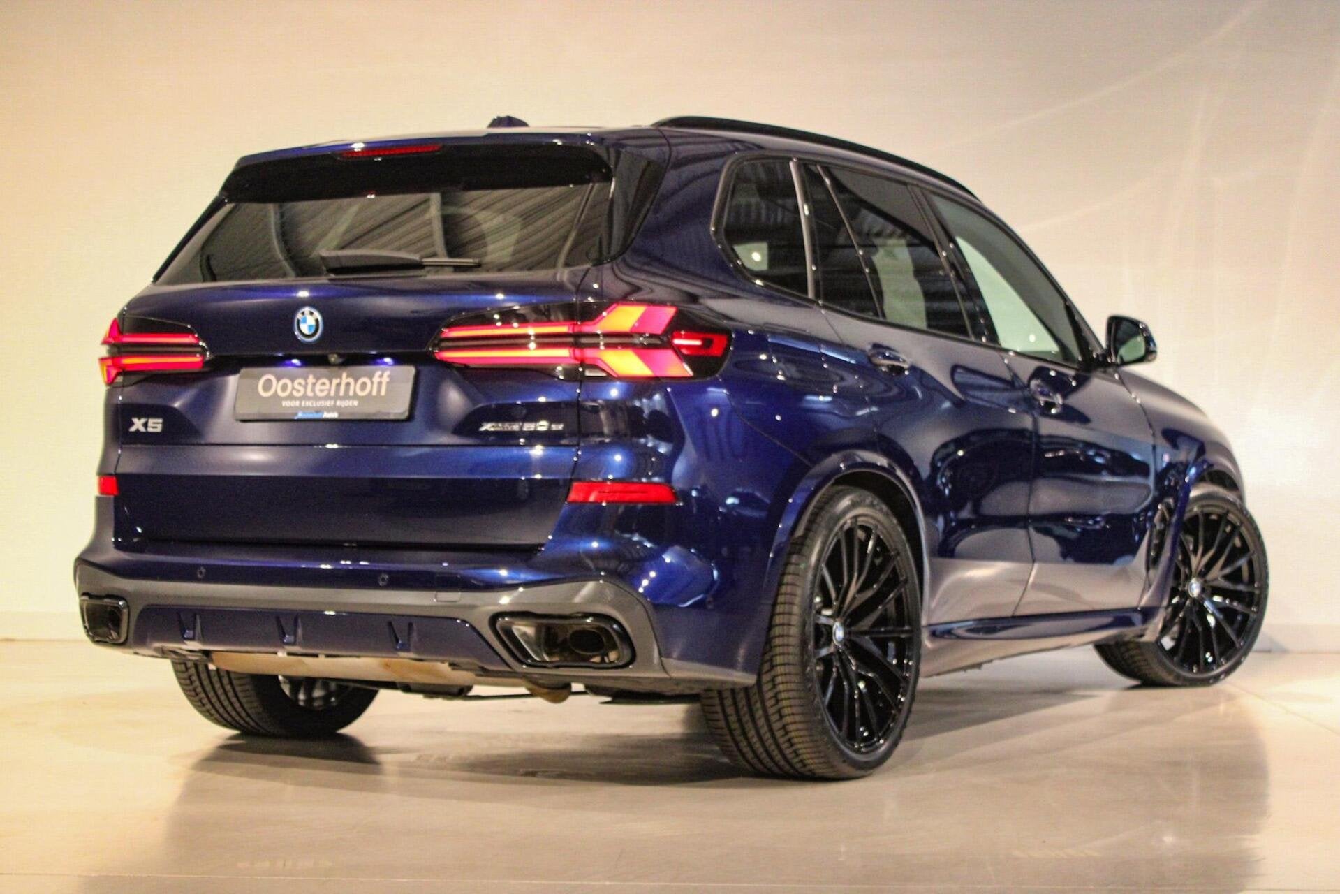 BMW X5 xDrive50e M-sport PANO | SKYL | MASSAGE | INDIVIDUAL, Auto's, Automaat, Dealer onderhouden, Gebruikt, X5
