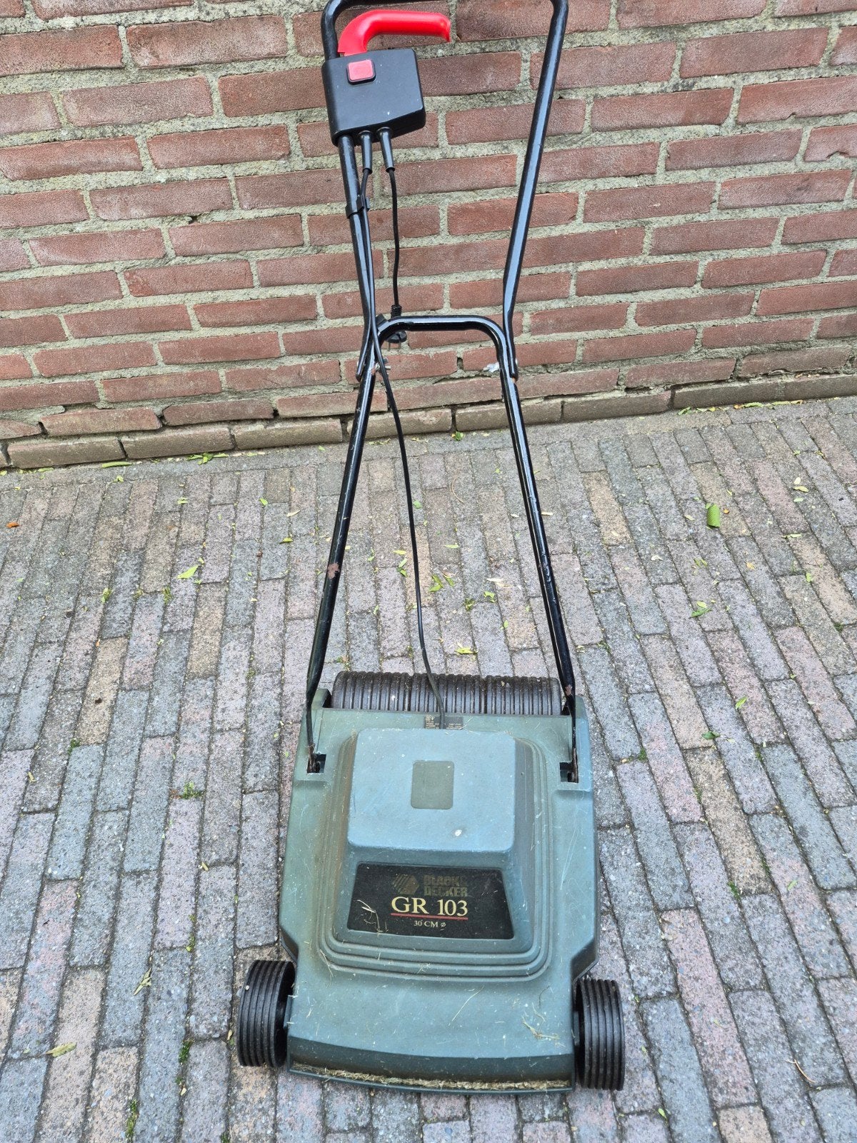 Black & Decker GR 103 Elektrische Grasmaaier 30 cm, Cirkelmaaier, Gebruikt, Elektrische grasmaaier, Ophalen of Verzenden