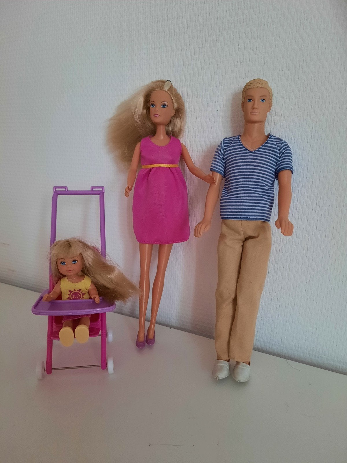 Familiepoppen: zwangere vrouw, man en baby met kinderstoel, Ophalen of Verzenden, Zo goed als nieuw, Barbie