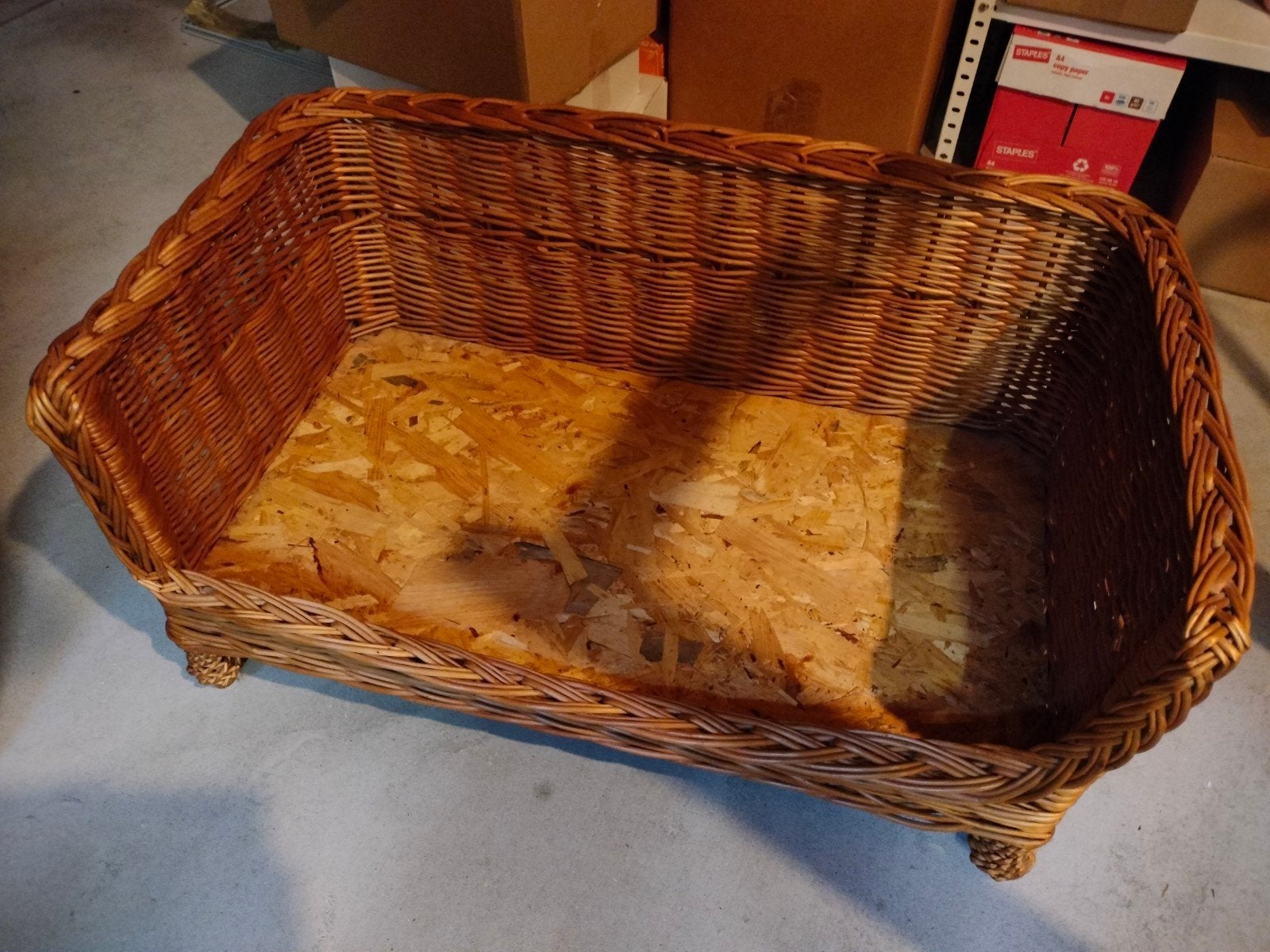 Rieten hondenmand op pootjes / Rieten hondensofa, Dieren en Toebehoren, Hondenmanden, Ophalen, Zo goed als nieuw, Riet