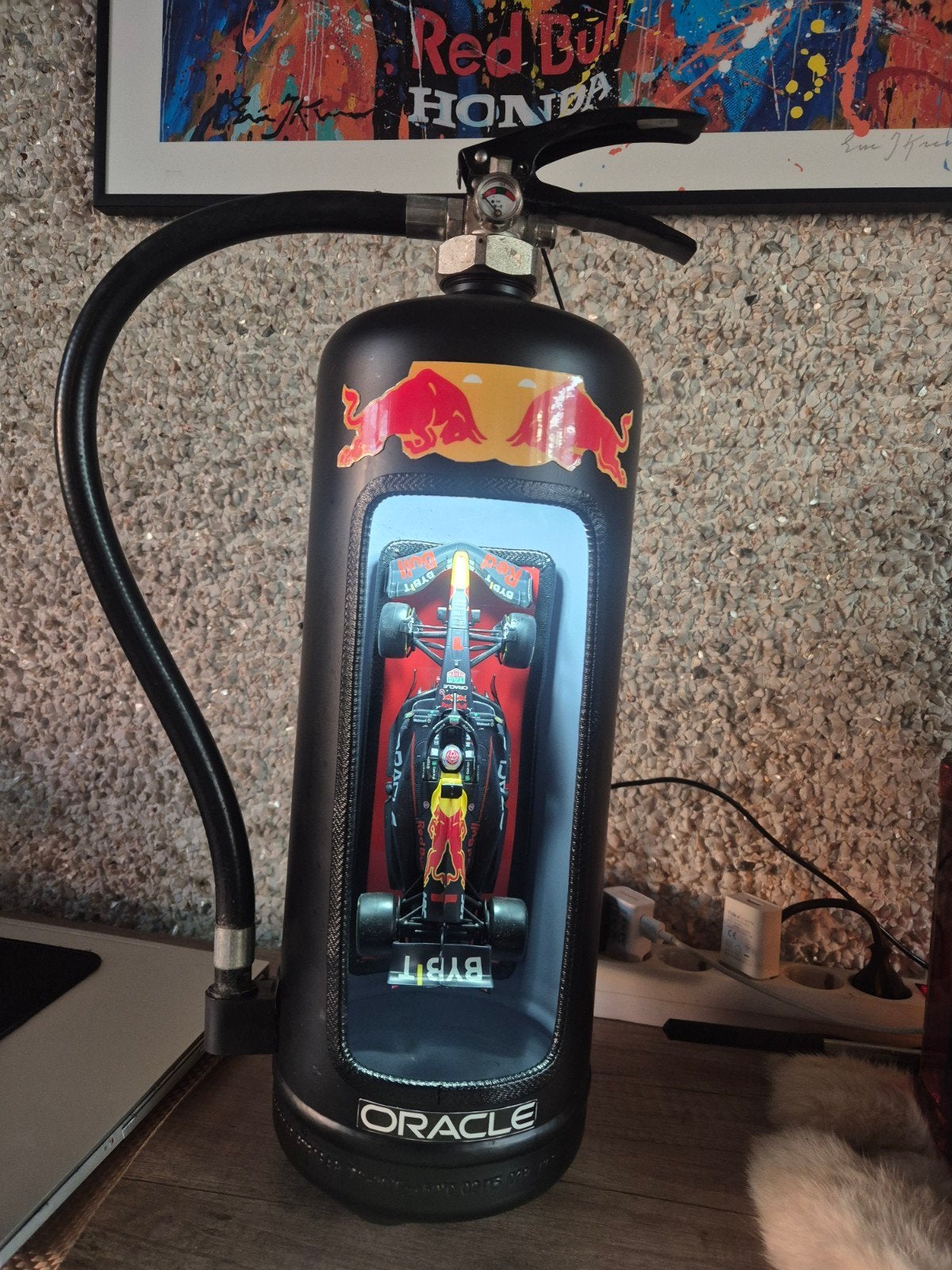 Red Bull F1 model in brandblusser display, Auto, 1:32 tot 1:50, Zo goed als nieuw, Ophalen