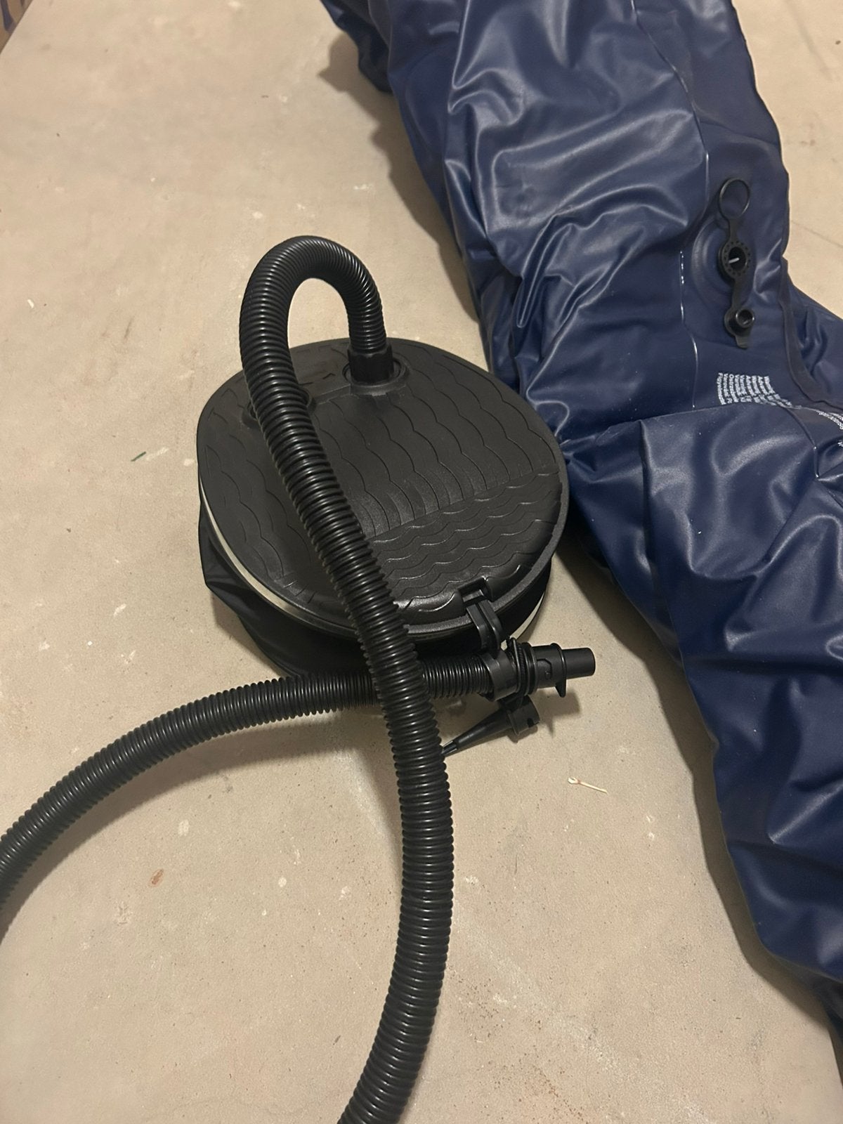 Airmattress and pump, Caravans en Kamperen, Luchtbedden, Ophalen