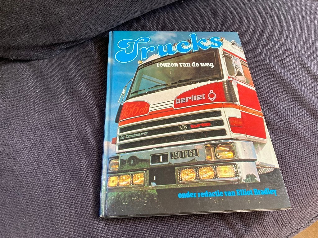 Trucks Reuzen van de weg - Elliot Bradley, Boeken, Ophalen of Verzenden, Gelezen, Vrachtwagen