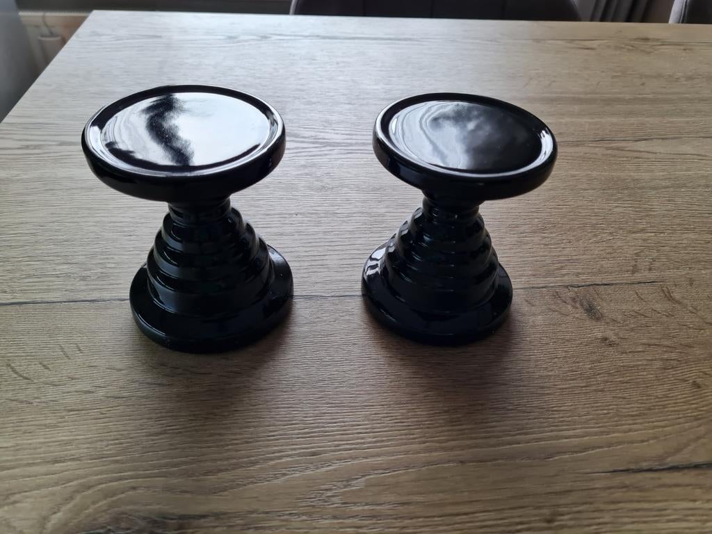 Twee zwarte kandelaars, Ophalen