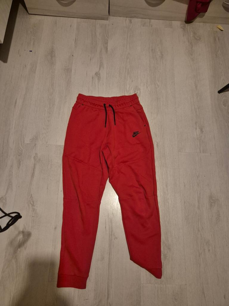 Nike Tech Joggingbroek Rood - Maat 158/170 cm (XL), Kinderen en Baby's, Kinderkleding | Maat 164, Broek, Jongen of Meisje, Ophalen of Verzenden