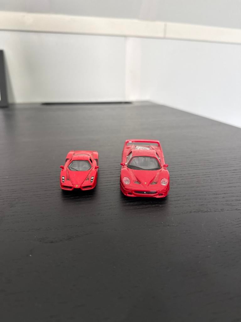 Twee rode Ferrari modelauto's, Ophalen, Zo goed als nieuw, Auto, Overige merken