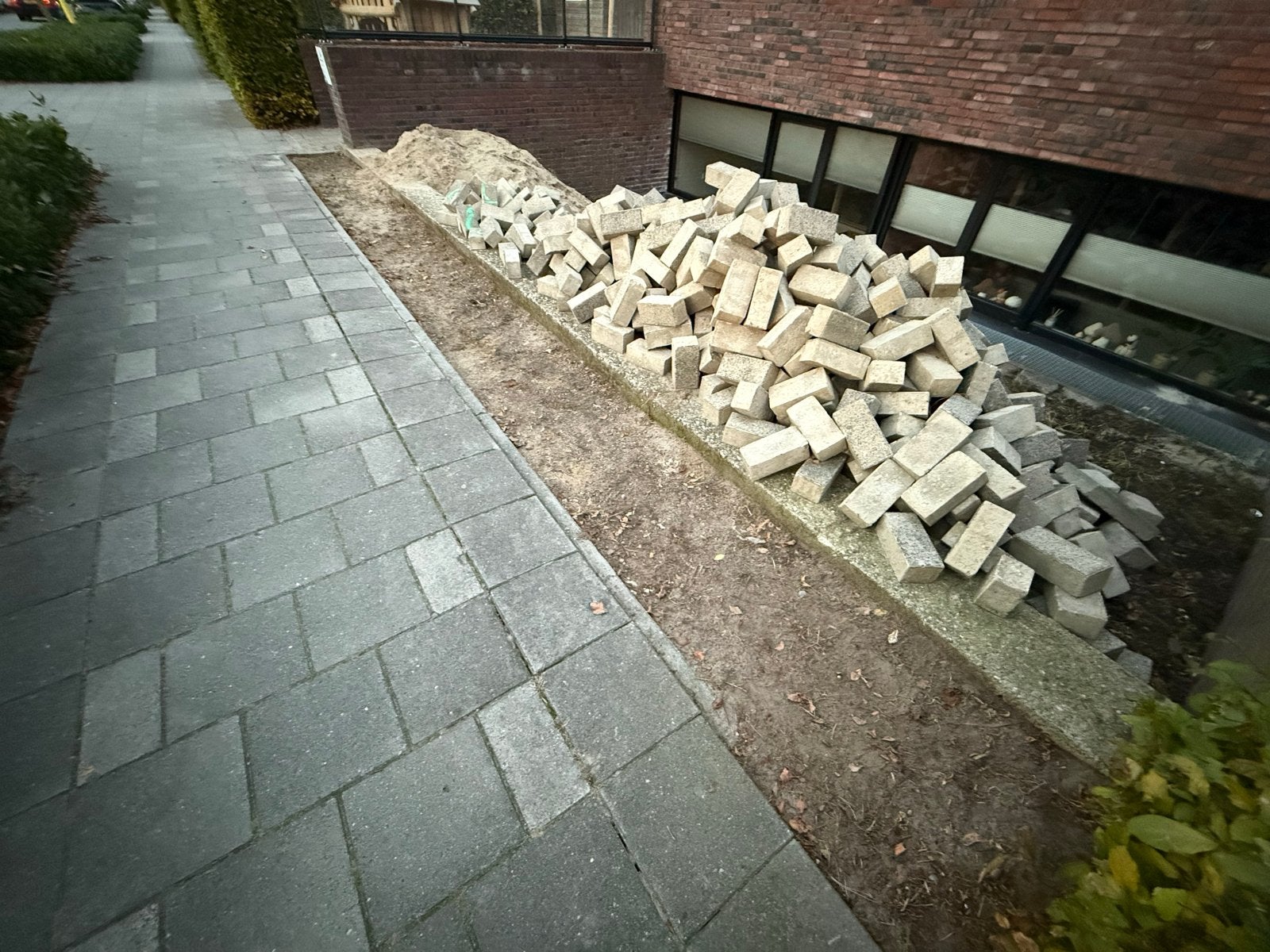 Gratis af te halen: 23m² grijze betonnen straatklinkers, Tuin en Terras, Gebruikt, Klinkers, Ophalen of Verzenden, 10 m² of meer