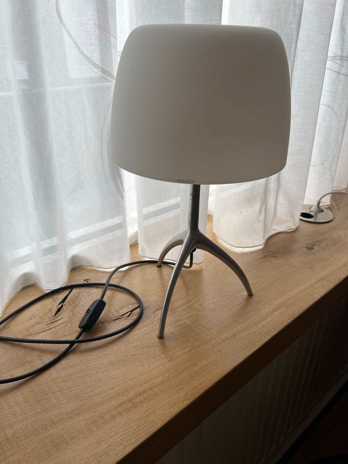 Moderne witte tafellamp met driepoot onderstel, Gebruikt, E14 (klein), Wit, Ophalen of Verzenden