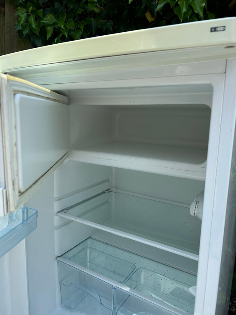 Compacte koelkast met vriesvak - Ideaal voor kleine ruimtes, Ophalen of Verzenden, Gebruikt, Minder dan 60 cm, Minder dan 85 cm