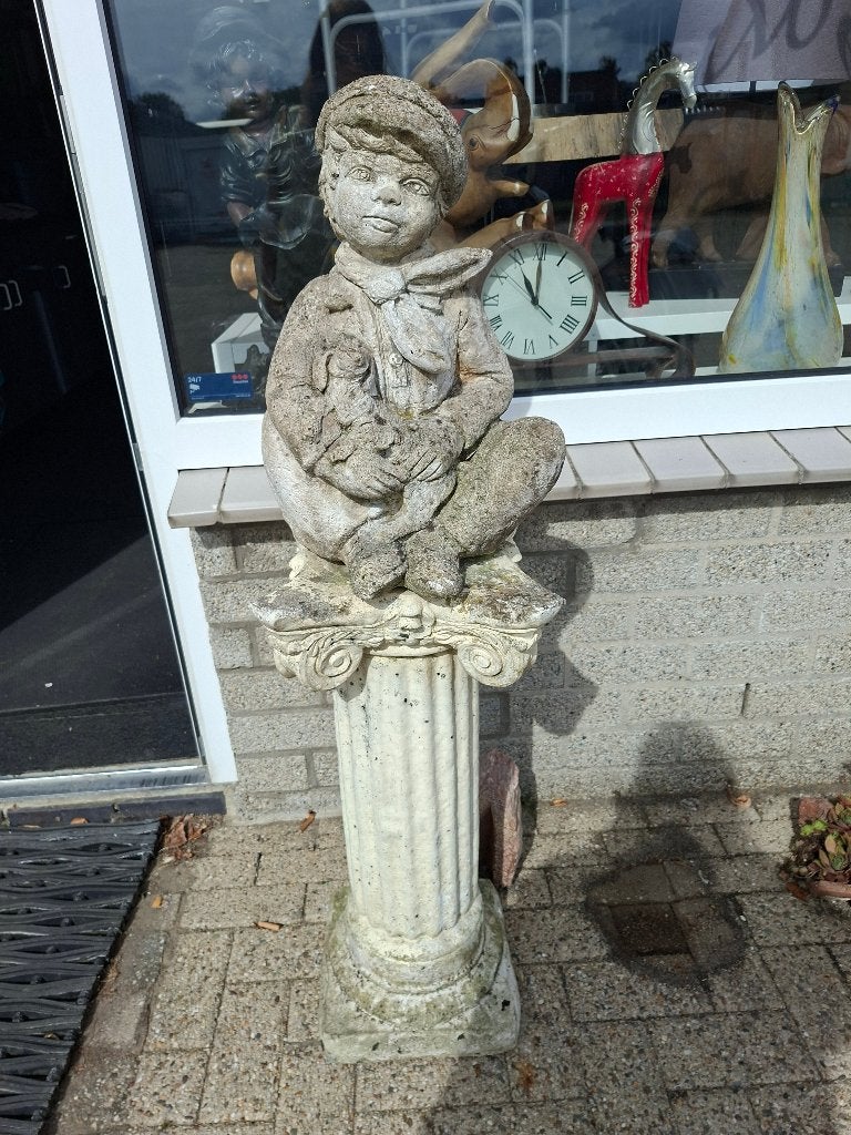 Charmant tuinbeeld van een jongen met een knuffel, Ophalen, Gebruikt, Beton