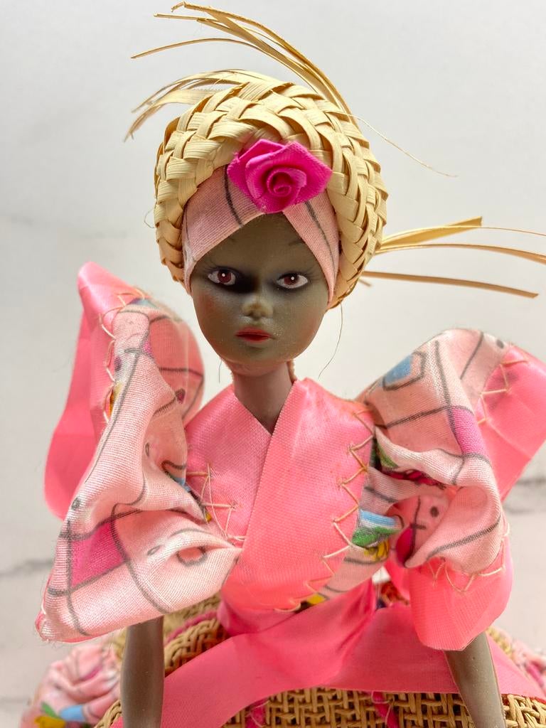 Vintage pop Afrikaanse dame in roze kleed, Verzamelen, Poppen, Zo goed als nieuw, Pop, Ophalen of Verzenden