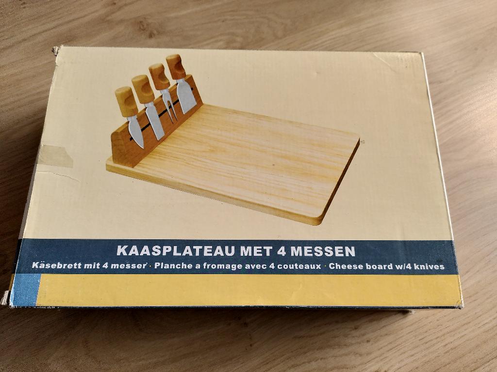 Houten kaasplank/kaasplateau met drie messen en een vork, Ophalen, Gebruikt, Hout