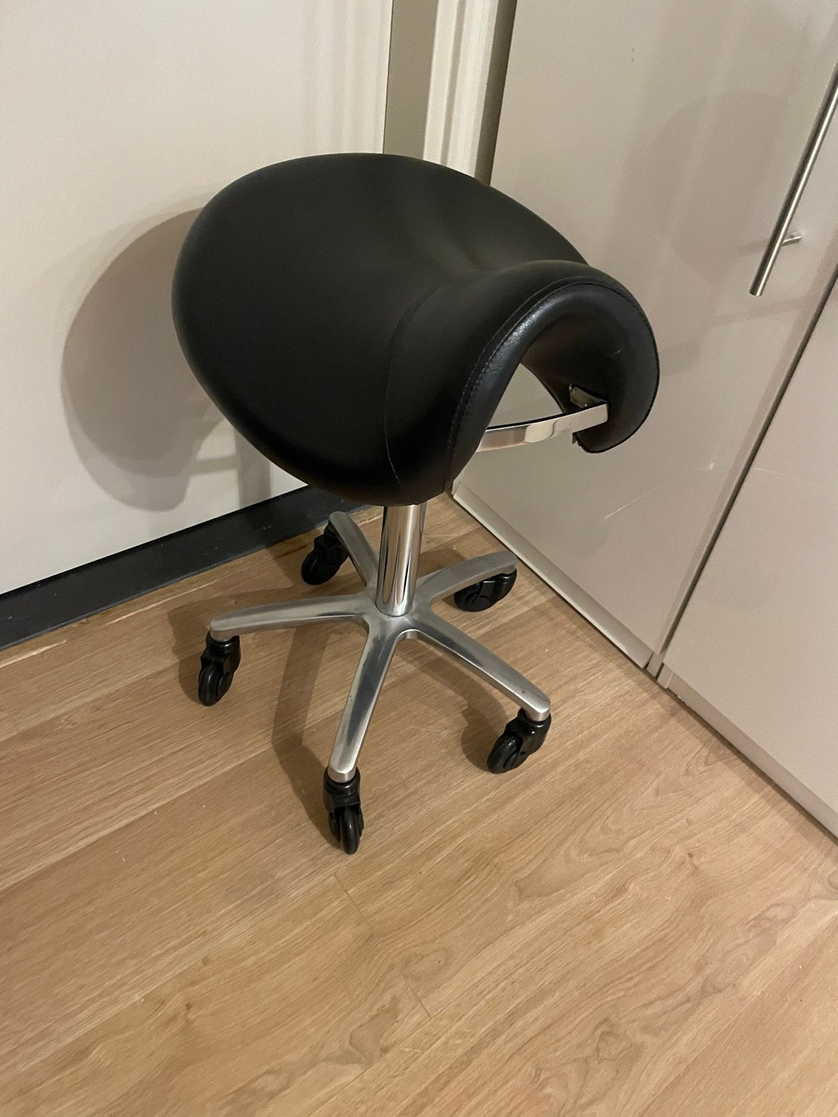 Kappersfiets / Zadelkruk met nieuwe wieltjes, Huis en Inrichting, Krukjes, Ophalen, In hoogte verstelbaar, Zo goed als nieuw, Overige materialen