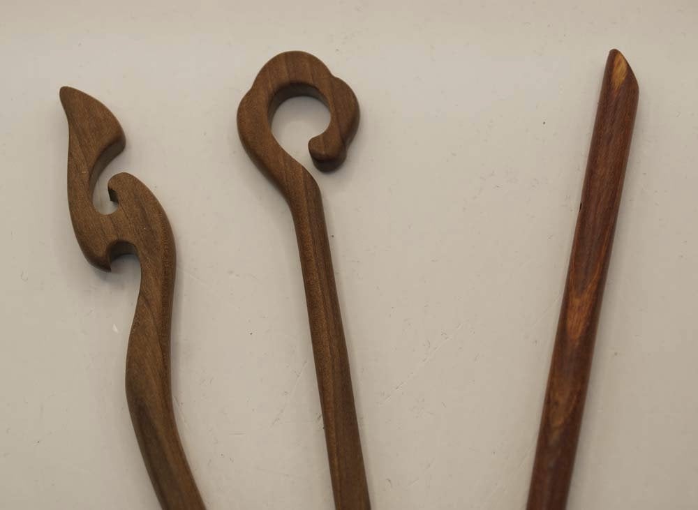 3 Beige haarstokken in de vormen : krul, siervorm, uni recht