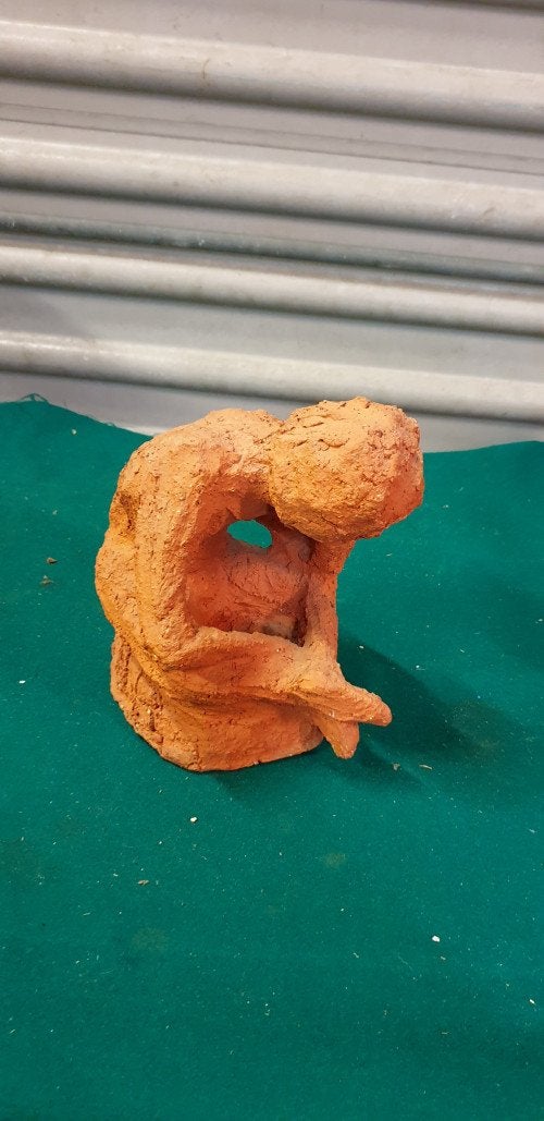 beeld van klei gebogen man, Ophalen of Verzenden