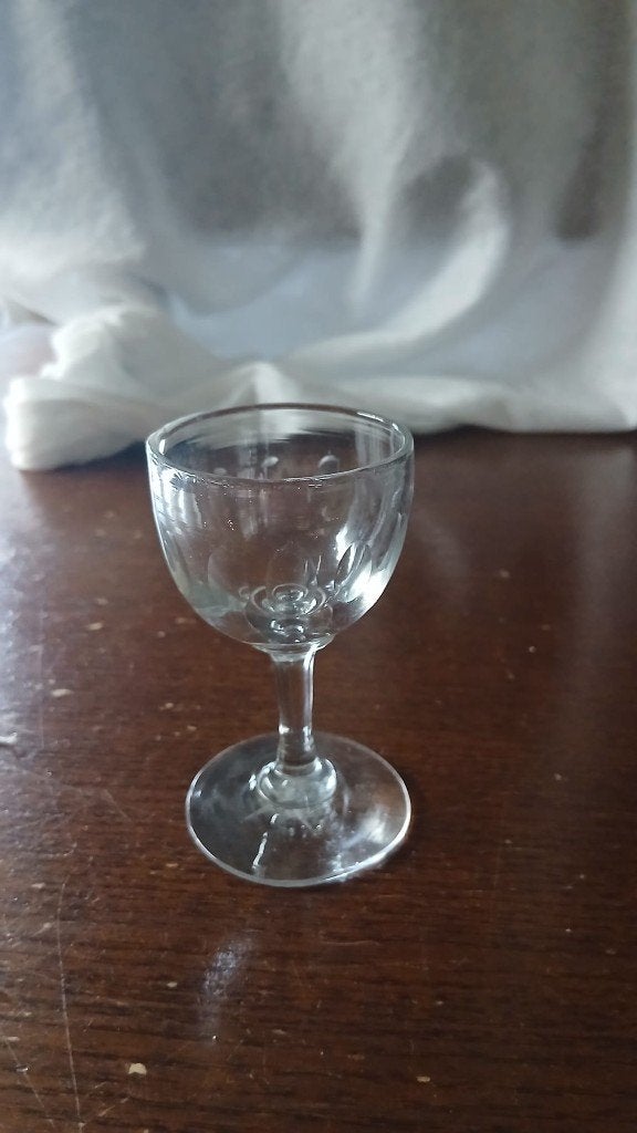 aperitiefglas van mangaanglas, Verzamelen, Glas en Borrelglaasjes, Ophalen of Verzenden, Zo goed als nieuw, Borrel- of Shotglas