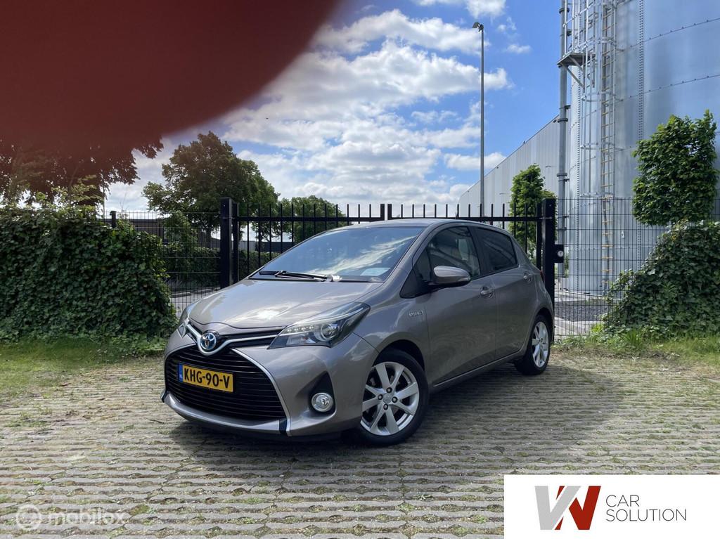 Toyota Yaris 1.5 Hybrid Dynamic LED NAVI CAMERA CRUISE SPORT, Gebruikt, 4 cilinders, 1070 kg, Leder