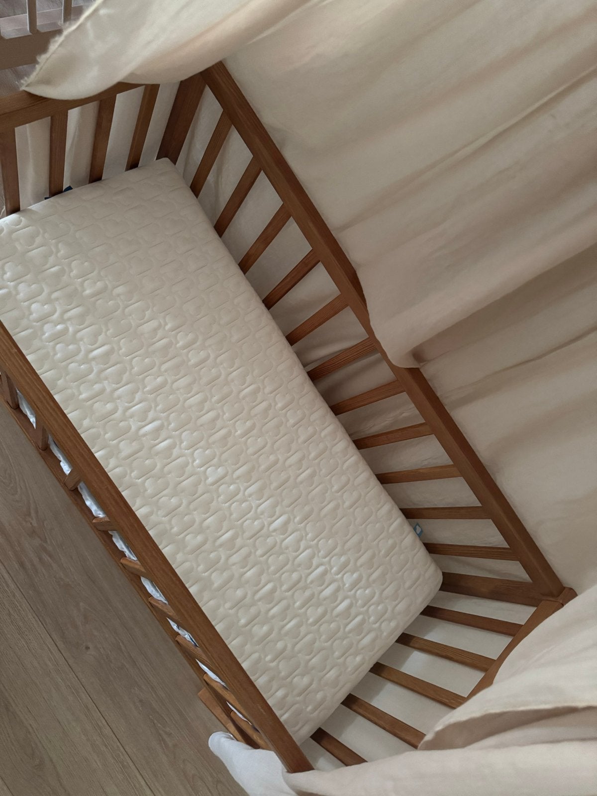 Woodies Wieg met aerosleep topper, klamboe en beddengoed, Kinderen en Baby's, Babywiegjes en Ledikanten, Ophalen, Gebruikt, Wieg
