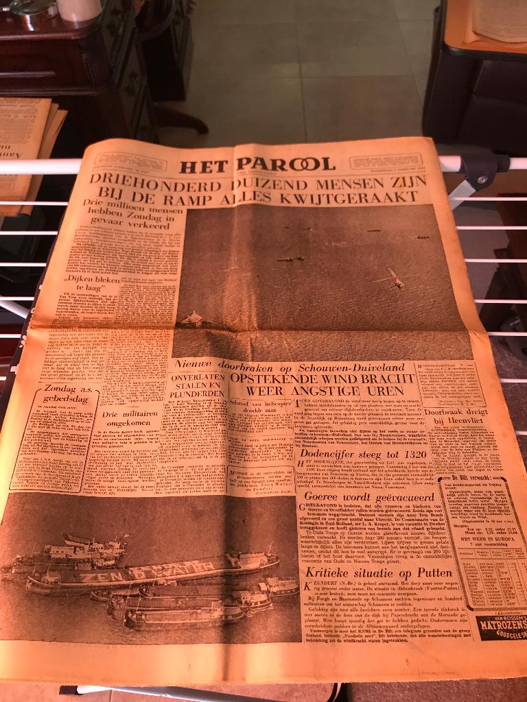 Het parool 5 februari 1953 Drie honderd duizend mensen etc, Ophalen of Verzenden, 1940 tot 1960, Krant