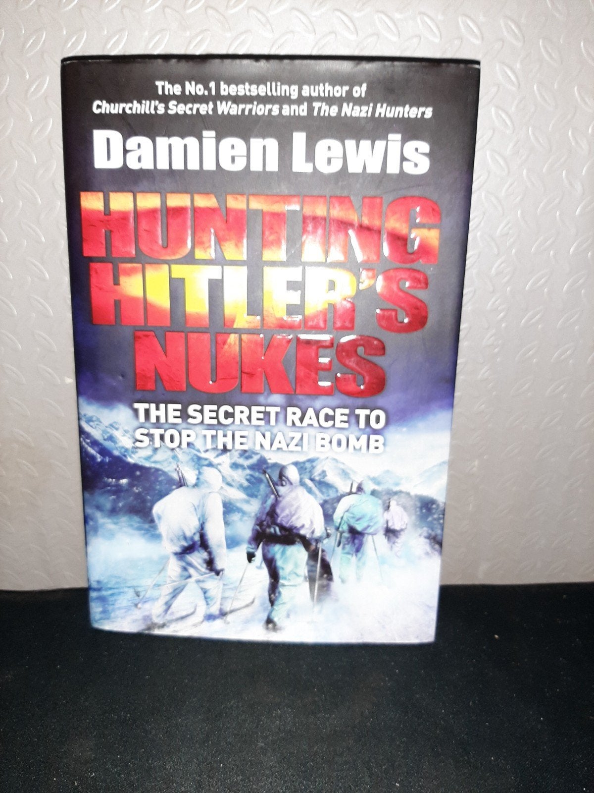 Hunting Hitler's Nukes - Damien Lewis (Engels), Boeken, Tweede Wereldoorlog, Ophalen of Verzenden, Zo goed als nieuw, Algemeen