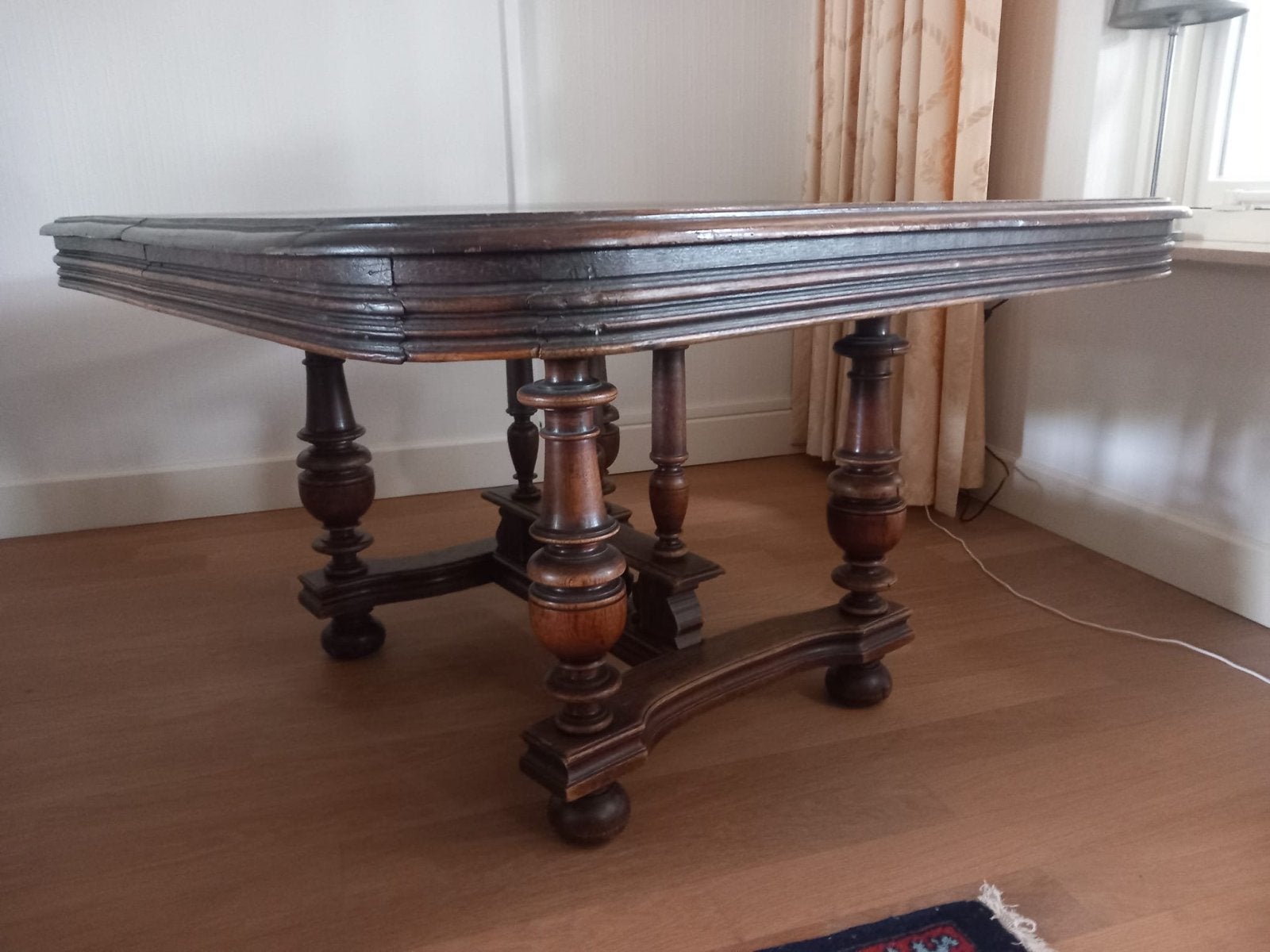 Antieke houten tafel met gedraaide poten, Ophalen