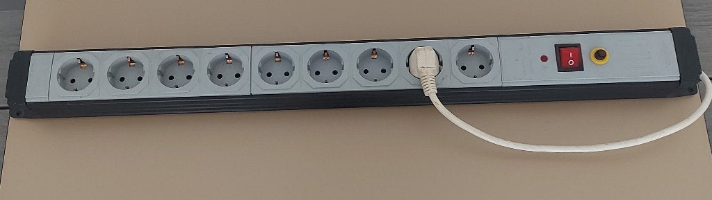 Stekkerdoos, 9 aansluitingen, Ophalen, Gebruikt