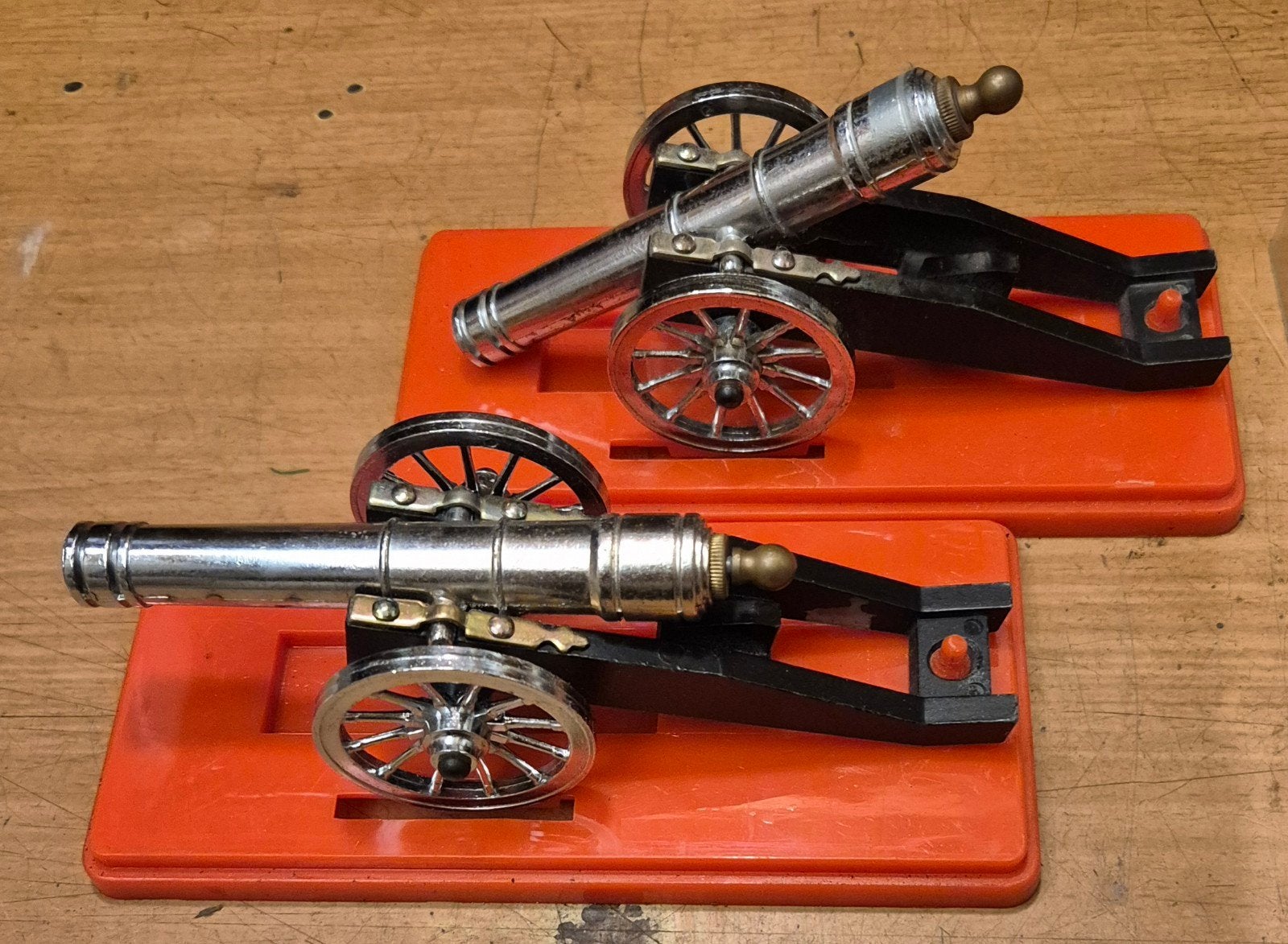 2 miniatuur kanonnen kanon + affuit klappertjes trek knal, Antiek en Kunst, Ophalen