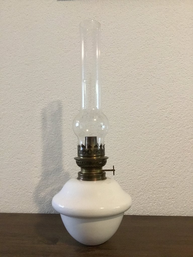 Oude petroleumlamp. Wit aardewerk., Ophalen of Verzenden
