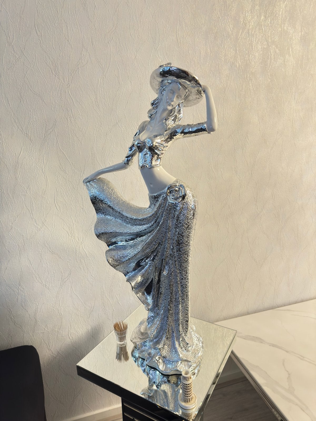 Zilverkleurig beeld van een elegante dame met hoed, Ophalen, Kunststof, Zo goed als nieuw, Modern