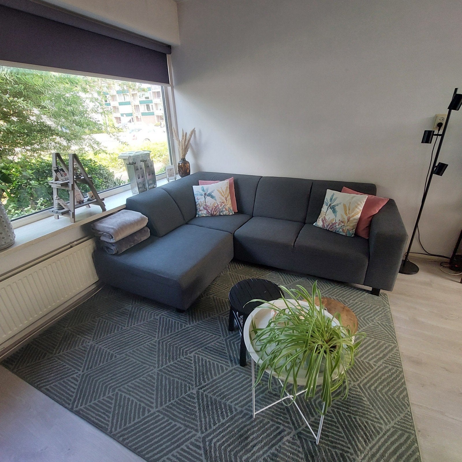 Comfortabele grijze hoekbank met chaise longue, Huis en Inrichting, Ophalen, 250 tot 300 cm, Gebruikt, Modern en comfortabel