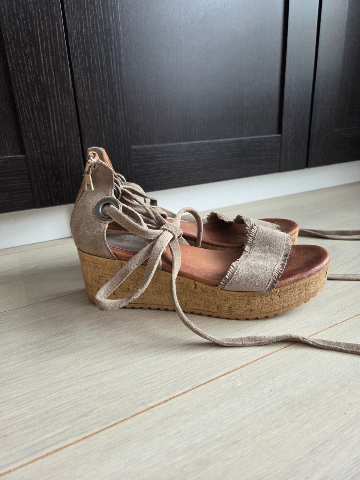 Omoda sandalen leer suède kurk 40 taupe bruin, Bruin, Omoda, Zo goed als nieuw, Sandalen of Muiltjes