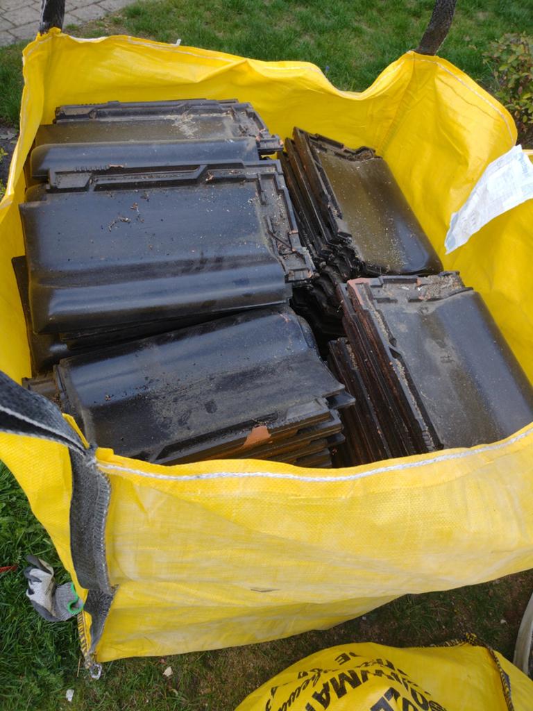 Gratis op te halen circa 75 dakpannen, Doe-het-zelf en Verbouw, Ophalen, Gebruikt, Steen of Klei, 15 m² of meer