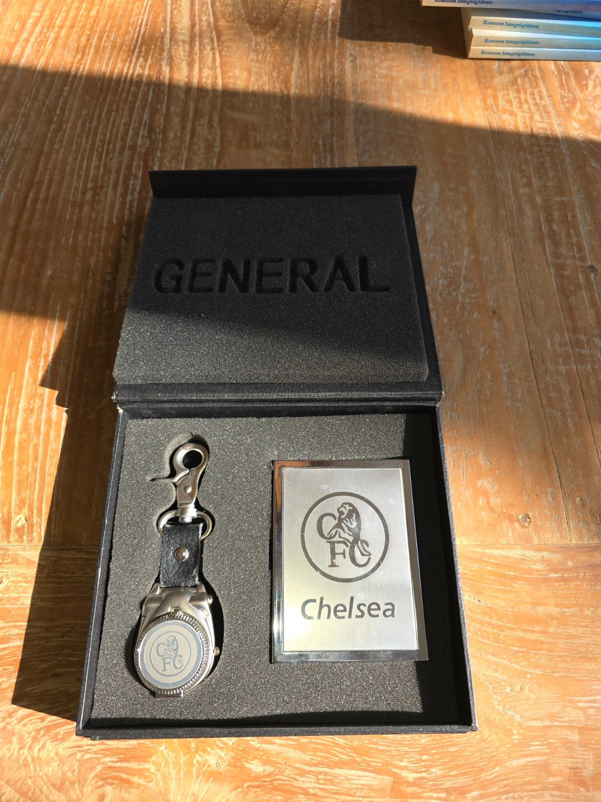 Chelsea FC Zakhorloge en Kaarthouder Set - Nieuw in Doos, Overige merken, Zakhorloge, Leer, Staal