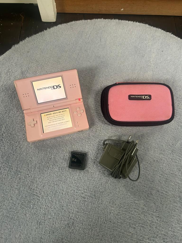Roze Nintendo DS Lite, Spelcomputers en Games, Spelcomputers | Nintendo DS, Zo goed als nieuw, DS Lite, Roze, Met games, Met beschermhoes of tas