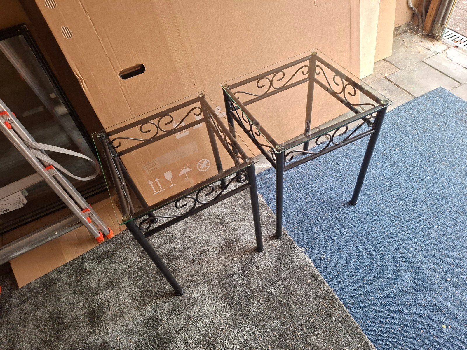 Set van 2 metalen nachtkastjes  met glazen blad, Ophalen, Minder dan 45 cm, Metaal of Aluminium, Zo goed als nieuw