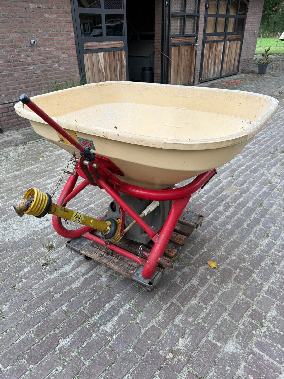 Kunstmeststrooier, Ophalen