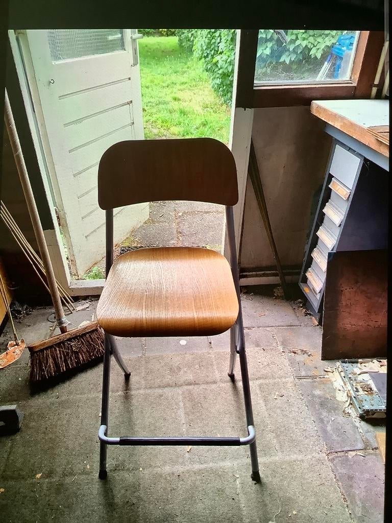 Houten kap/visagie stoel.inklapbaar, Huis en Inrichting, Barkrukken, Ophalen, Gebruikt, Met voetsteun, 60 tot 90 cm